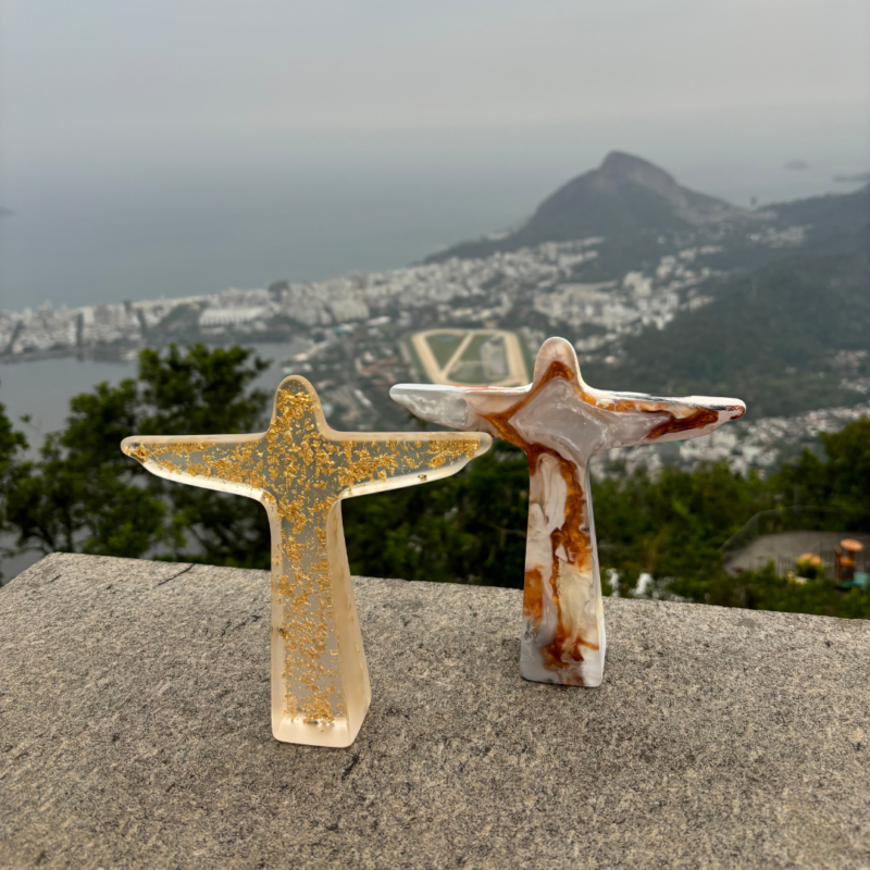 Cristo Metalique Preto com Metalique Ouro